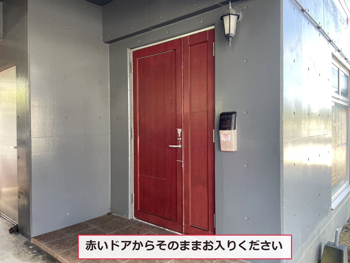 入口の赤いドア