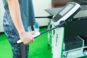パーソナルジムでInBodyを使って体脂肪を測定する女性